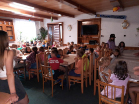 [Společné foto z jídelny]