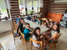 [Oddílová fotografie z jídelny]